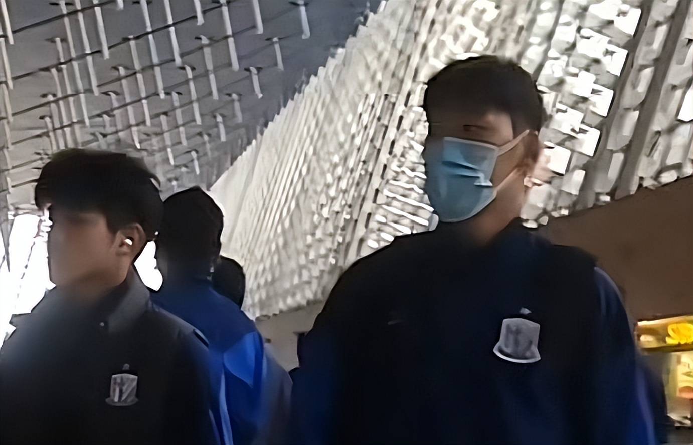 包含上海申花客场遭遇不利，寻找突破口的词条