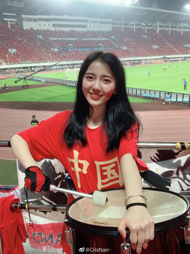 中国足球传奇：女足球队创下巅峰国际赛场瞩目